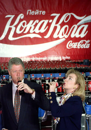 В 1995 году московский завод посетил и президент США Билл Клинтон (на фото с супругой Хиллари). В том же году Россия стала одной из стран, где вышла реклама «Праздник к нам приходит», адаптированная на русский язык