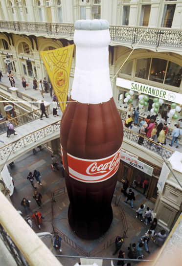 Первые фабрики Coca-Cola открылись в России в 1992 году в Ставрополе и Волгограде&lt;br>
На фото: реклама Coca-Cola в ГУМе, 1993 год