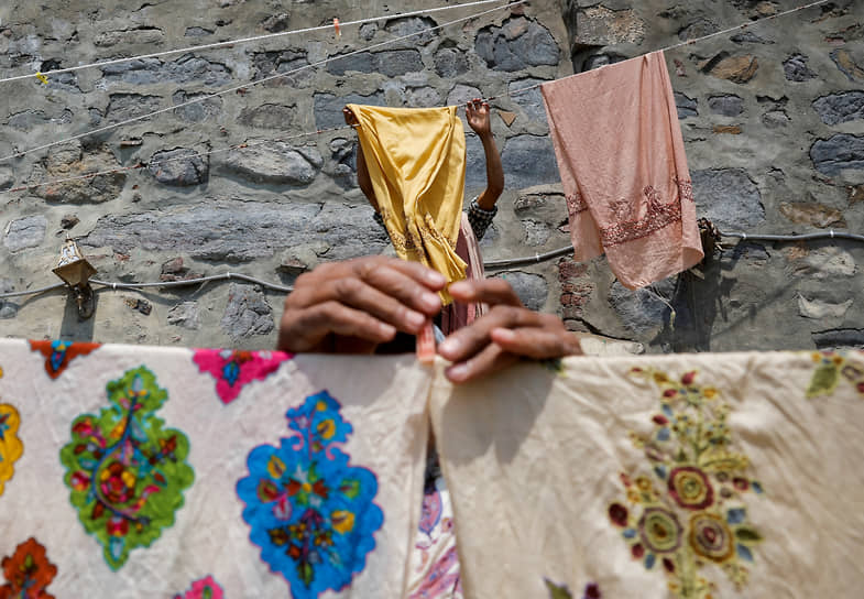 Сринагар, Кашмир. Прачки развешивают платки на берегу реки Джелам