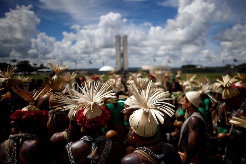 Бразилиа. Представители коренных народов требуют защиты культурных прав на ежегодном собрании движения «Свободная земля» 