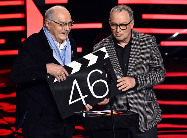 Президент фестиваля Никита Михалков (слева) вручает режиссеру Сергею Урсуляку приз за вклад в мировой кинематограф 