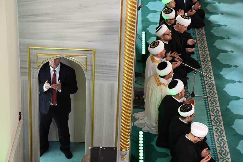 Москва. Священнослужители на праздновании Ураза-байрама в Московской Соборной мечети
