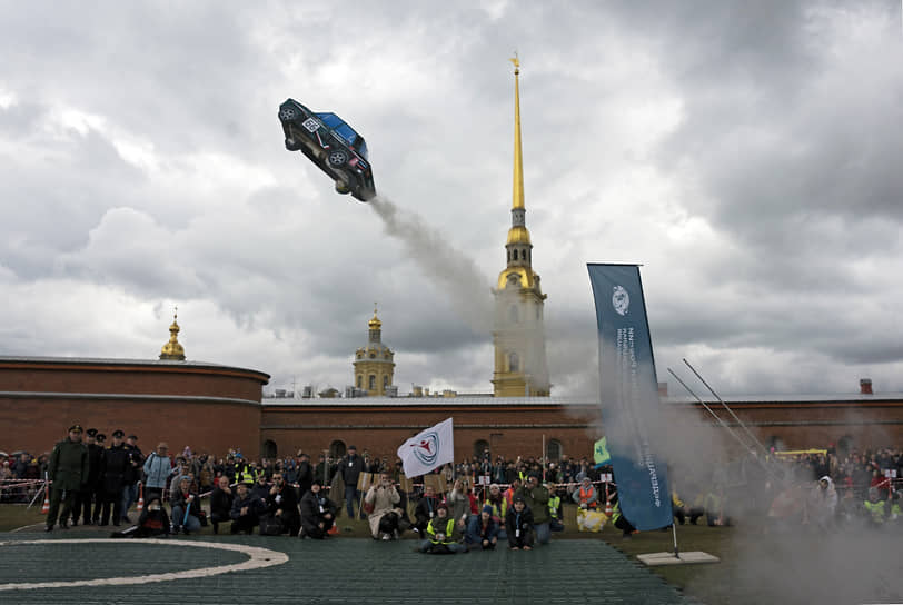 Санкт-Петербург. Запуск моделей ракет на праздновании Дня космонавтики в Петропавловской крепости