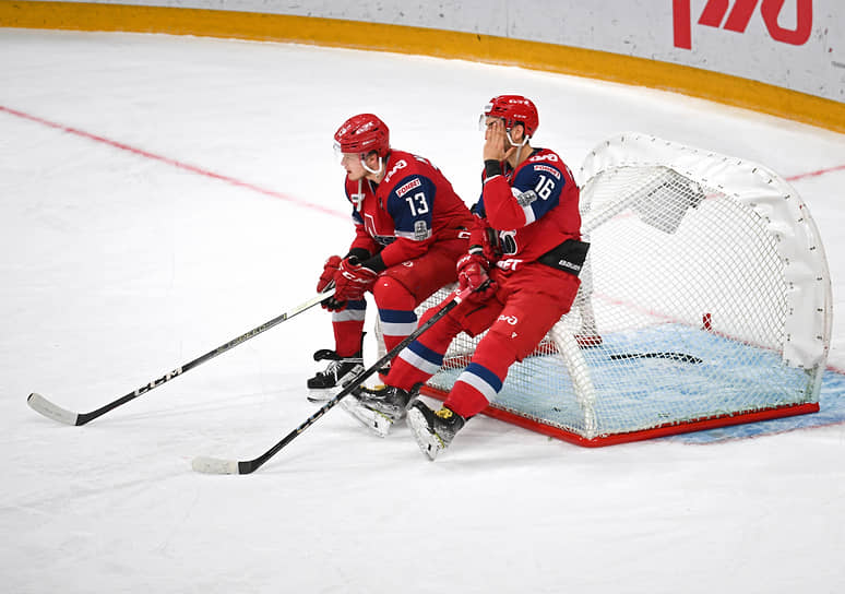 Ярославль. Хоккеисты «Локомотива» после матча с «Металлургом» в финале play-off «Фонбет» чемпионата КХЛ