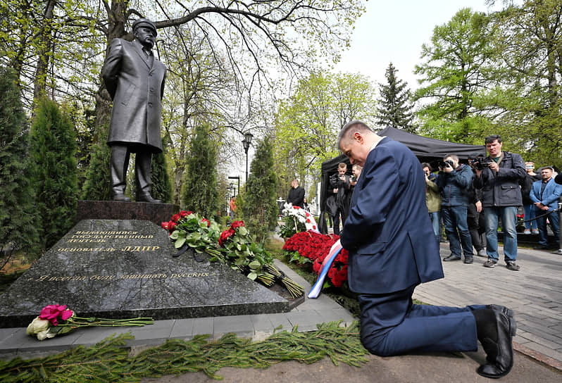 Москва. Председатель ЛДПР Леонид Слуцкий возлагает цветы к могиле основателя партии Владимира Жириновского на Новодевичьем кладбище