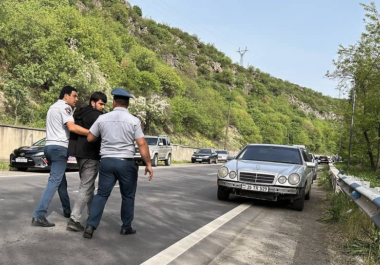 Сотрудники полиции во время задержания протестующего против делимитации границы и передачи Азербайджану четырех сел, 25 апреля