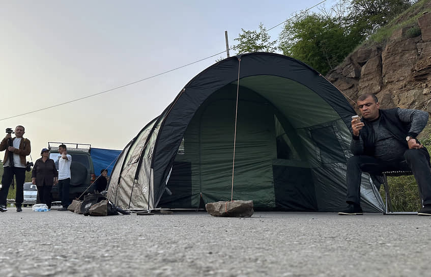 Некоторые протестующие называют себя фидаинами по аналогии с участниками сопротивления против турок в конце ХIХ — начале ХХ века
&lt;br>На фото: палаточный лагерь протестующих в Тавушской области