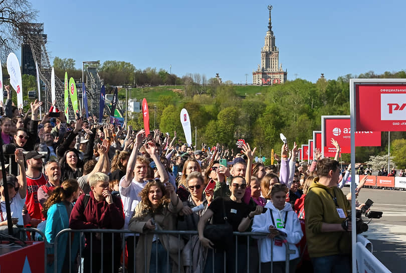 Зрители перед началом полумарафона 