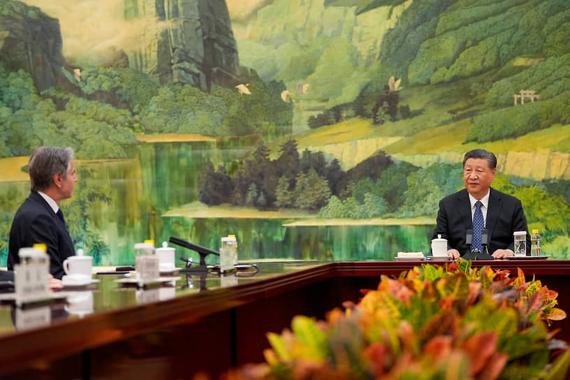 Госсекретарь США Энтони Блинкен (слева) и председатель КНР Си Цзиньпин