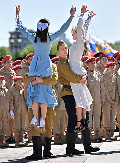 Москва. Военно-патриотическая акция «Символы Великой Победы» в преддверии 9 мая на Поклонной горе