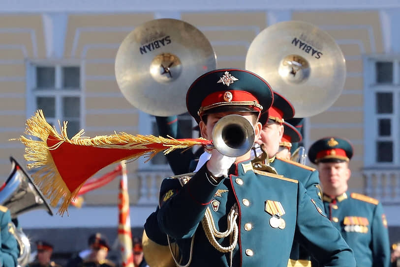 Санкт-Петербург. Трубач военного оркестра на репетиции военного парада ко Дню Победы на Дворцовой площади