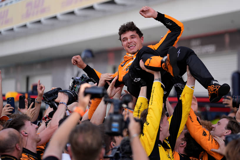 Команда McLaren празднует победу на Гран-при Майами, в центре — гонщик Ландо Нориис