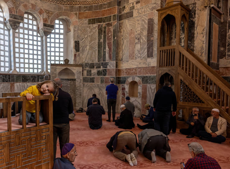 Стамбул, Турция. Мусульмане совершают намаз в мечети Карие, открывшейся после четырех лет реставрации