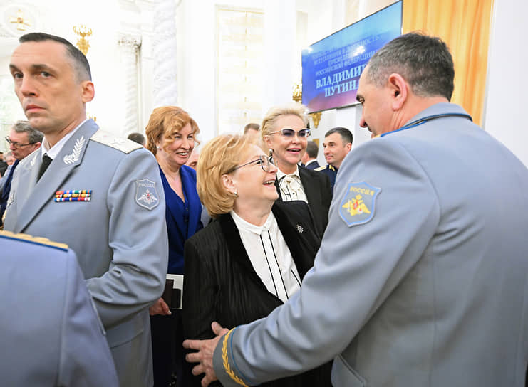 Руководитель Федерального медико-биологического агентства Вероника Скворцова (в центре), ее заместитель Татьяна Яковлева (второй справа) и заместитель министра обороны Юнус-Бек Евкуров (справа)