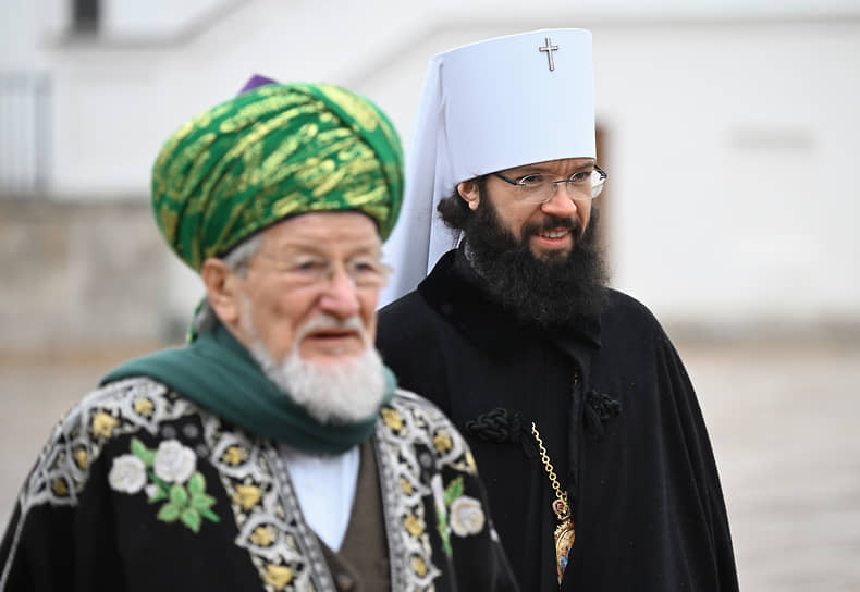 Председатель Центрального духовного управления мусульман России Талгат Таджуддин (слева) и митрополит Волоколамский Антоний