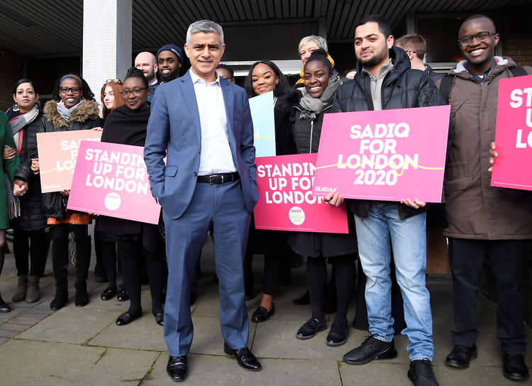 Мэр Лондона Садик Хан позирует со сторонниками, участвующими в митинге в поддержку своей предвыборной кампании в Лондоне, Великобритания, 3 марта 2020 года