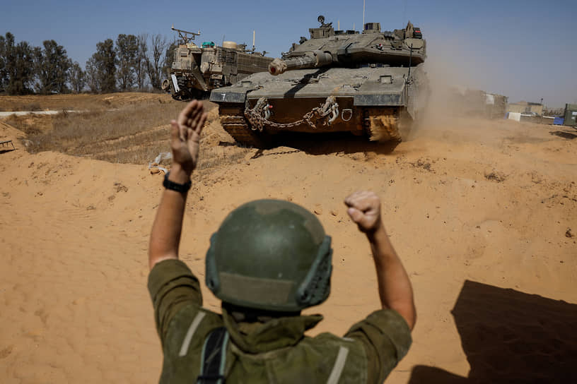 Израильский солдат направляет танк около границы между Израилем и сектором Газа