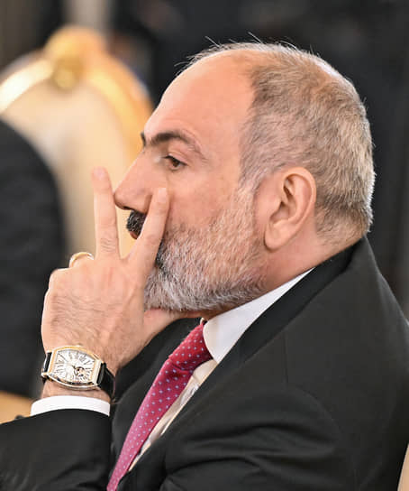 Премьер Армении Никол Пашинян как будто все время был с кем-то на связи