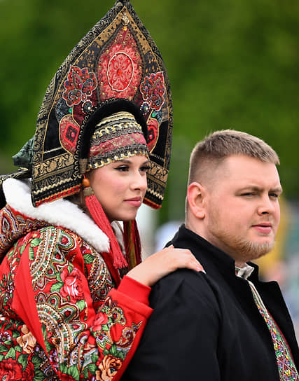 По традиции, в этот день после Масленицы, Великого поста и Пасхальной недели, то есть впервые за два месяца, церковный устав разрешал венчание