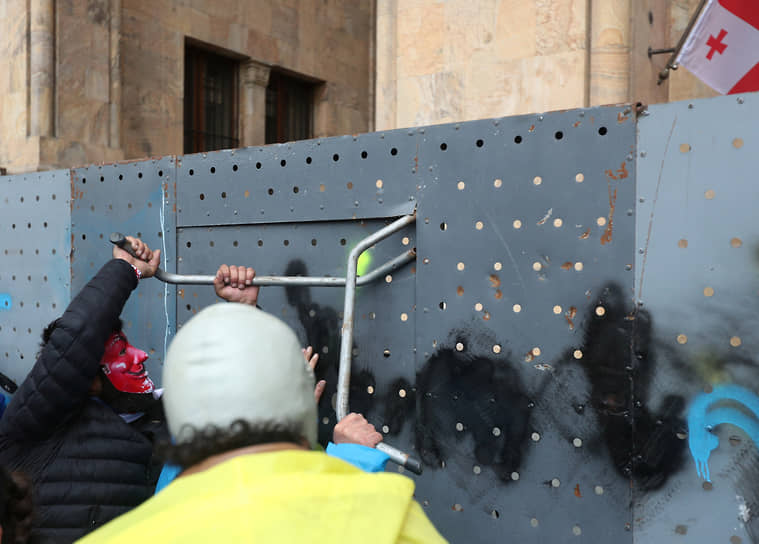 Демонстранты пытаются снести забор, защищающий здание грузинского парламента