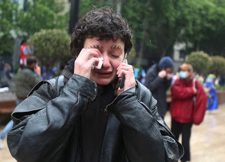 Демонстрантка плачет во время протестных акций