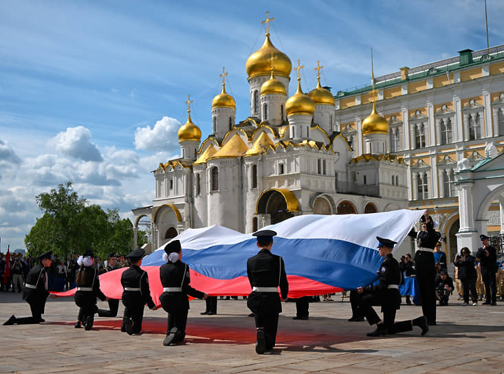 Кадеты и юнармейцы старших классов под аккомпанемент Президентского оркестра выступили с показательным номером «Развертывание флага Российской Федерации»