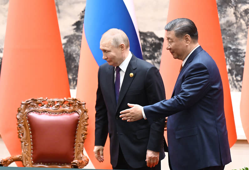 Президент России Владимир Путин и председатель КНР Си Цзиньпин во время встречи в Доме народных собраний в Пекине (16 мая 2024 года) 