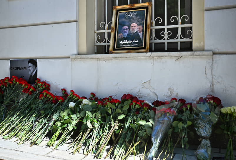 Цветы у здания посольства Ирана в Москве в память о президенте Ирана Эбрахиме Раиси