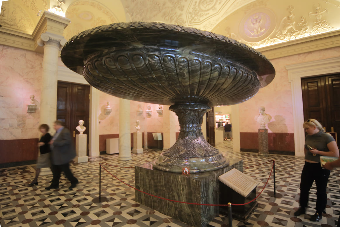 На гербе какого региона красуется колыванская «царица ваз» — знаменитый экспонат Государственного Эрмитажа?