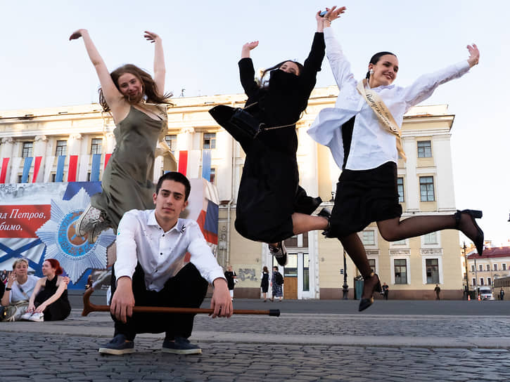 Выпускники в центре Санкт-Петербурга 