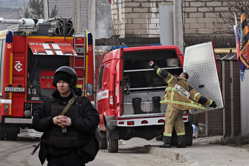 Сотрудники пожарной службы МЧС во время тушения пожара в частном жилом доме, пострадавшем в результате обстрела