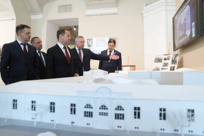 Помощник президента Владимир Мединский, председатель «Единой России» Дмитрий Медведев и губернатор Санкт-Петербурга Александр Беглов 