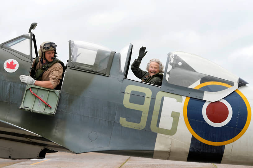 Кент, Великобритания. 99-летняя связистка Доротея Бэррон позирует в самолете на благотворительном мероприятии перед поездкой на празднование 80-летия высадки союзников в Нормандии