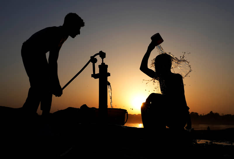 Лахор, Пакистан. Подростки обливаются водой из колонки 