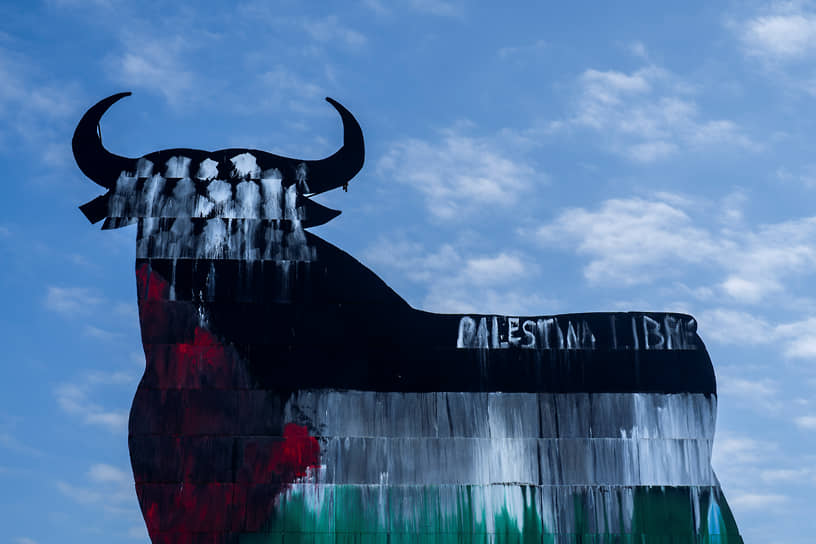 Мадрид. Рекламный щит в виде быка в цветах палестинского флага с надписью «Свободная Палестина»