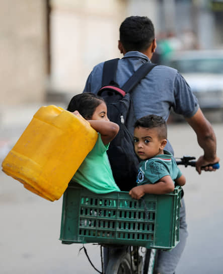 Рафах, сектор Газа. Палестинская семья покидает город из-за израильской военной операции
