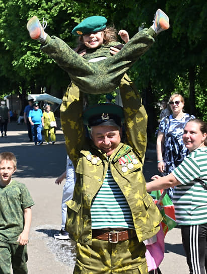 Пограничник вместе с детьми