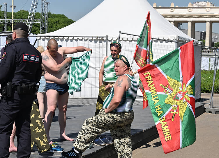 Пограничники после купания в фонтане в Парке Горького 