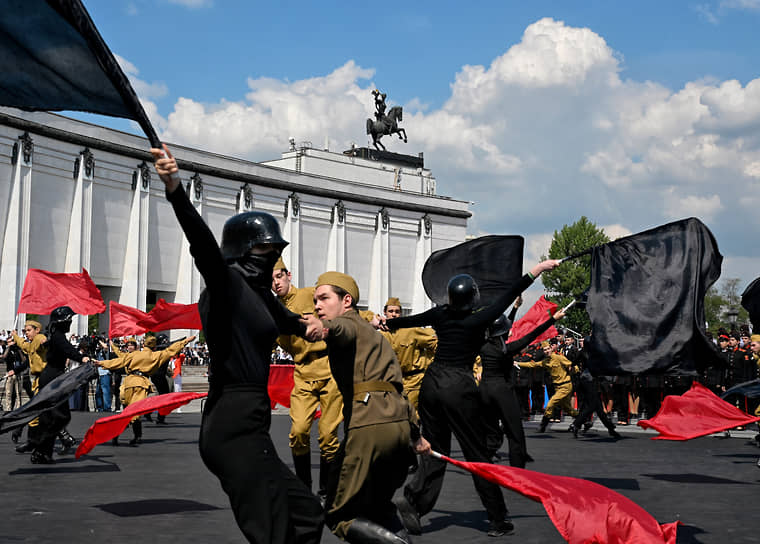 Москва. Парад кадетского движения Москвы «Не прервется связь поколений» на Поклонной горе