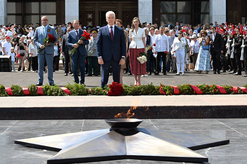 Мэр Москвы Сергей Собянин возлагает цветы к Вечному огню 