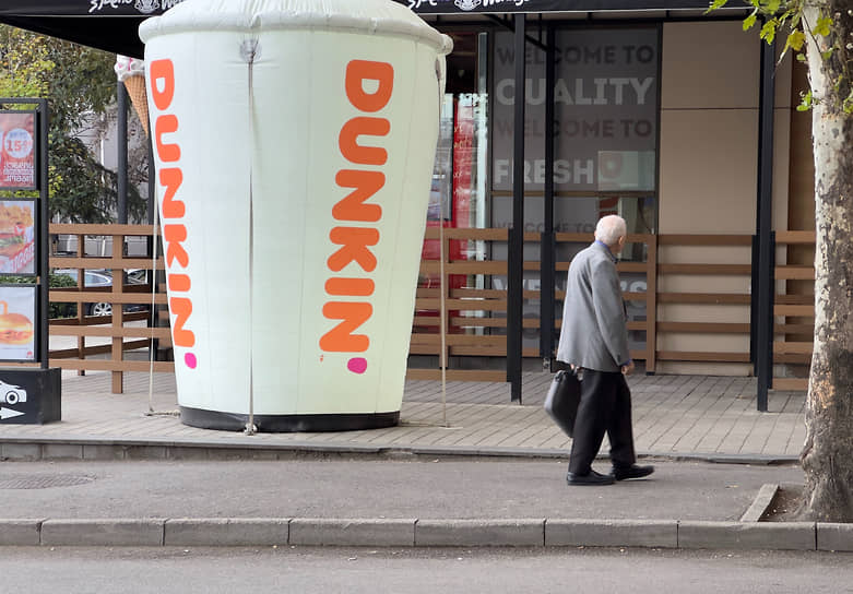 Рекламный стенд компании Dunkin Donuts