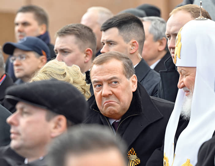 Москва. Замсекретаря Совета безопасности Дмитрий Медведев (в центре) и патриарх Московский и всея Руси Кирилл (справа) на параде в честь 79-й годовщины Победы в Великой Отечественной войне