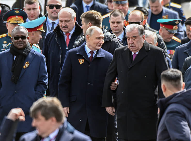 Москва. Президент России Владимир Путин (в центре), президент Таджикистана Эмомали Рахмон (справа), президент Республики Гвинея-Бисау Умару Сиссоку Эмбало (слева) и президент Белоруссии Александр Лукашенко (второй слева) после окончания парада Победы на Красной площади