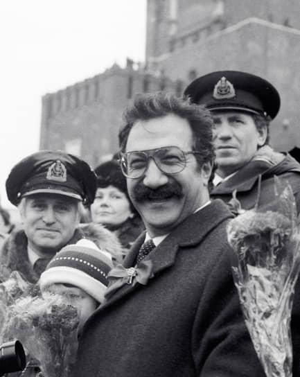 «Когда мне задают стандартный вопрос: &quot;Что тебе понравилось на Севере?&quot; — я, не колеблясь, отвечаю: &quot;Все&quot;» &lt;br> На фото: Артур Чилингаров ( в центре) на Красной площади, ноябрь 1985 года