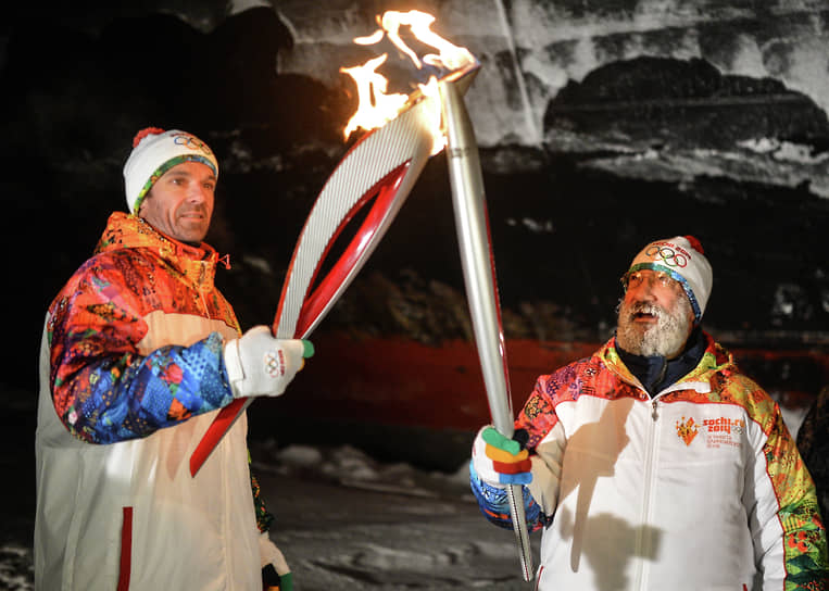 В октябре 2013 года во время эстафеты олимпийского огня в преддверии зимних игр в Сочи зажег олимпийский факел на Северном полюсе