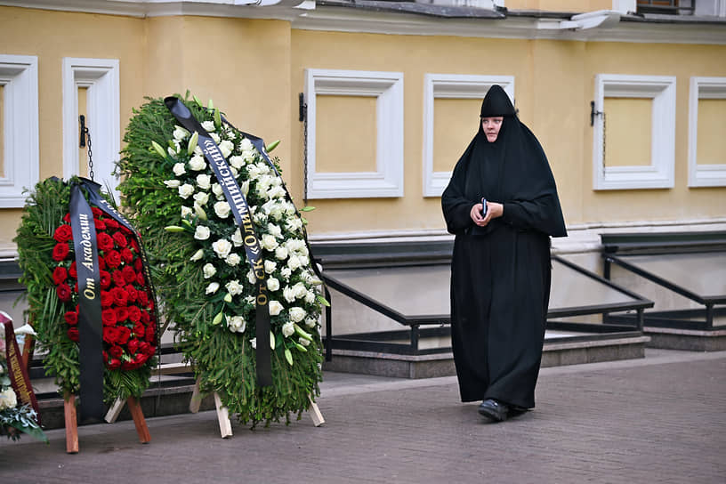 Церемония прощания с актрисой Анастасией Заворотнюк в Покровском монастыре