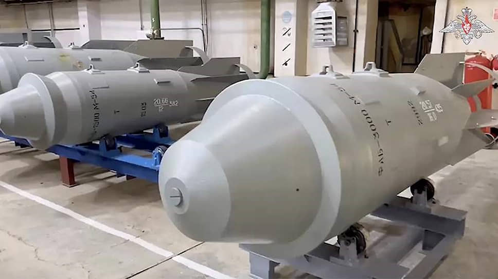 21 июня Минобороны РФ сообщило, что самолеты Су-34 группировки войск «Центр» нанесли удар фугасными авиационными бомбами с универсальным модулем планирования и коррекции по подразделениям ВСУ в зоне спецоперации. Ранее ТАСС сообщил о первом применении фугасной авиабомбы ФАБ-3000 на Харьковском направлении. Поражен пункт временной дислокации противника в населенном пункте Липцы Харьковской области, утверждает собеседник агентства в силовых структурах 
