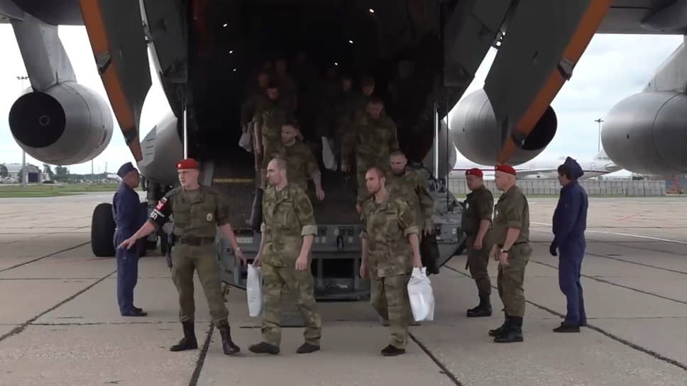 25 июня РФ и Украина обменялись военнопленными по формуле «90 на 90». Посредниками в переговорах выступили ОАЭ. Освобожденные российские военные доставлены в Москву для прохождения лечения и реабилитации, сообщили в Минобороны 