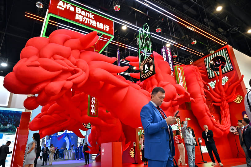 Альфа-банк представил на ПМЭФ стенд в китайском стиле. Гостей форума приветствует традиционный красный дракон. Надписи «Лучший банк для бизнеса» и «Альфа-банк» также выполнены иероглифами