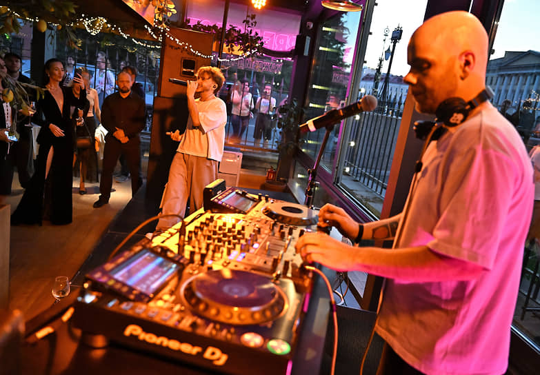 Выступление певца Эльдара Джарахова (в центре) на коктейле Peopletalk «ПМЭФ без галстука» в ресторане Marso Polo